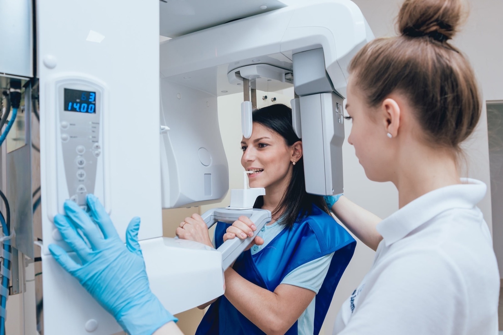 How to Choose Between Dentures and Dental Implants?